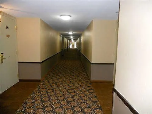 Hitching Post Hotel 2*